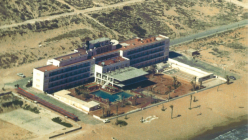 Vista aérea del hotel Arenales del Sol durante la década de los sesenta en la costa de Elche, un edificio de hormigón que será demolido por estar asentado en el dominio público marítimo terrestre.