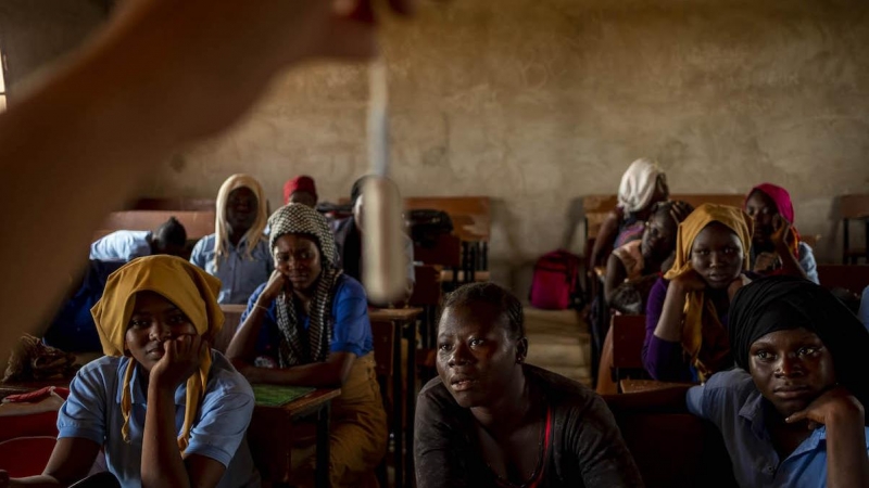 Las mujeres chadianas desconocían la existencia de tampones y la mayor preocupación entre las estudiantes era si esos dispositivos podían hacerles perder la virginidad. Chad, noviembre de 2019.