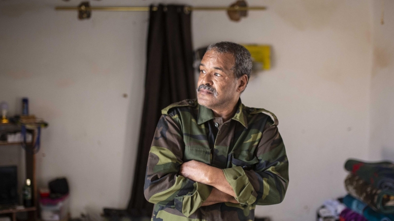 Mohamed Fadel, 'Mundi', en un jaima del campamento de refugiados saharauis de Bojador, en Tinduf, Argelia, el pasado 15 de octubre.