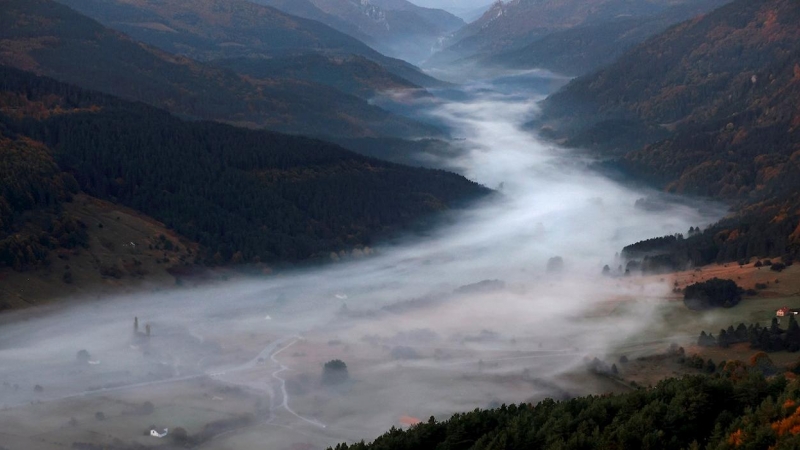 Un manto de nubes cubre el valle del Roncal junto al pirineo navarro.