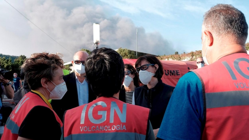 La ministra de Ciencia e Innovación, Diana Morant, visita el puesto de mando avanzado y participa en el comité científico del Plan de Emergencias Volcánicas de Canarias (Pevolca), antes de participar en un encuentro con personal del IGME, ISCIII y PLOCAN.