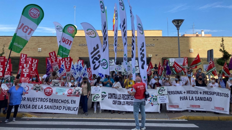 Sanitarios andaluces se concentran a la puerta del Hospital Virgen del Rocío, de Sevilla.