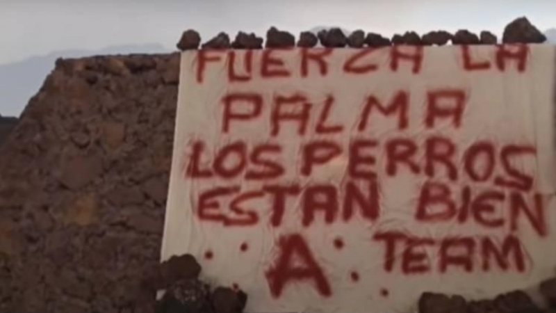Captura de vídeo que muestra la pancarta que ha dejado el misterioso 'A Team' en el lugar donde cuatro perros se encontraban atrapados en La Palma.