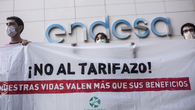 Un grupo de personas participa en una concentración convocada contra el ‘tarifazo’ eléctrico, a 10 de junio de 2021, en la sede de Endesa, cerca de IFEMA, Madrid, (España).