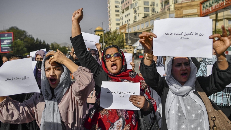 Mujeres afganas corean consignas y sostienen carteles durante una protesta por los derechos de las mujeres en Kabul el 21 de octubre de 2021.