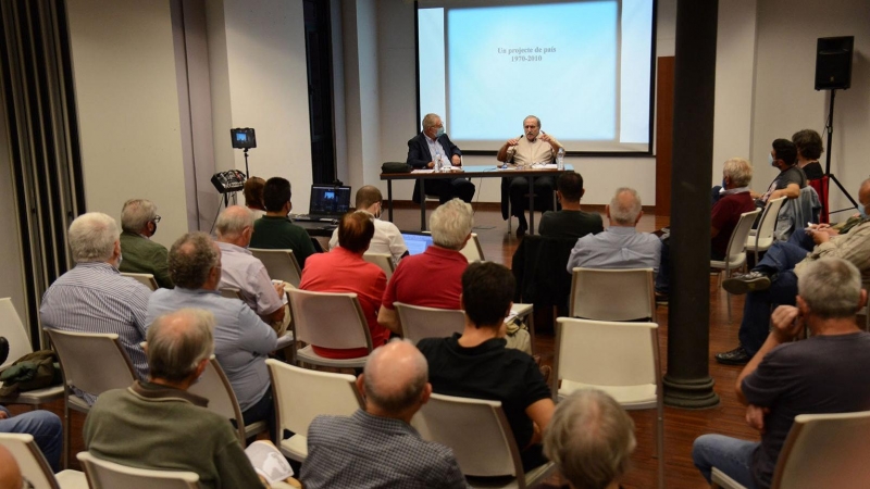 Una imatge de la conferència d'Eliseu Climent per commemorar els 50 anys d'Acció Cultural.