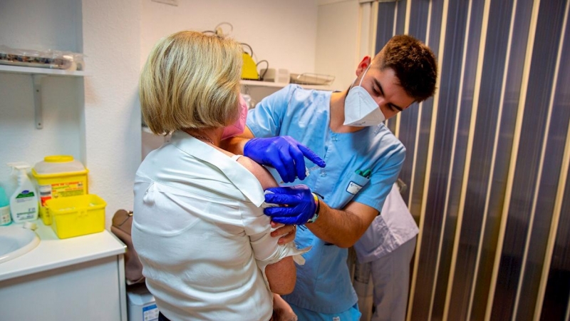 El Servicio Vasco de Salud-Osakidetza inicia este lunes en un centro de salud de Vitoria la vacunación contra la gripe entre los colectivos de riesgo.