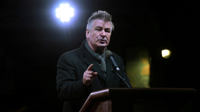 El actor Alec Baldwin interviene en una protesta contra Donald Trump, frente al Trump International Hotel de New York City, en enero de 2017. REUTERS/Stephanie Keith