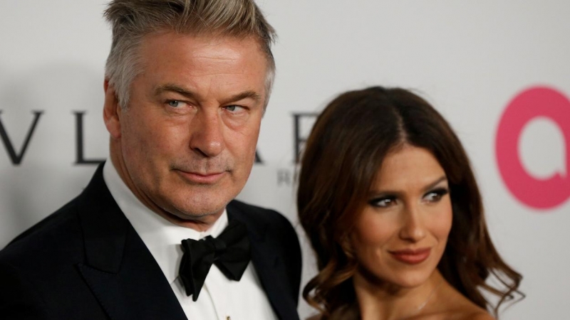 El actor Alec Baldwin y su esposa Hilaria Baldwin posan en la alfombra roja en el acto del 25 aniversario de la Fundación Elton John contra el SIDA, en la Catedral de San Juan el Divino, de Nueva York, en noviembre de 2017. REUTERS/Shannon Stapleton