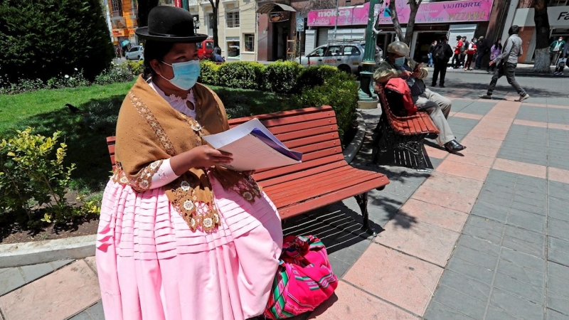 14/10/2021 Elizabeth Zenteno se sienta en una banca en una plaza del centro de La Paz (Bolivia).