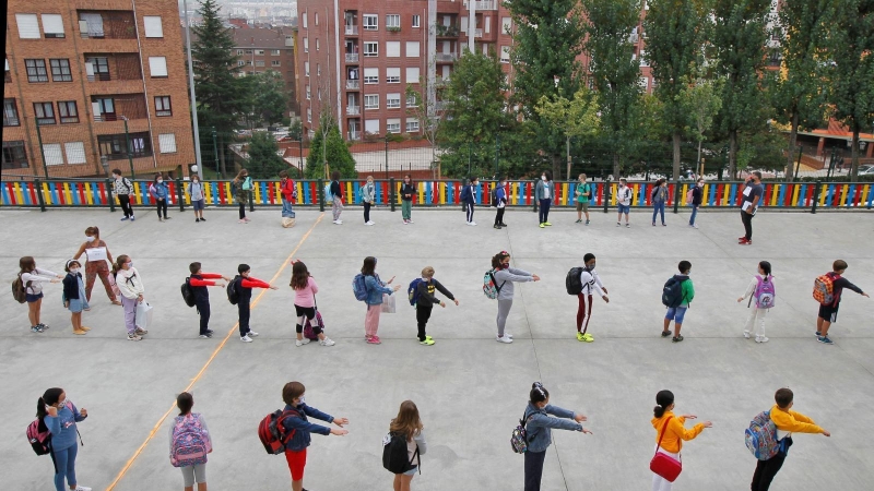 Alumnos en el pario del colegio Germán Fernández Ramos de Oviedo. Alberto Morante EFE