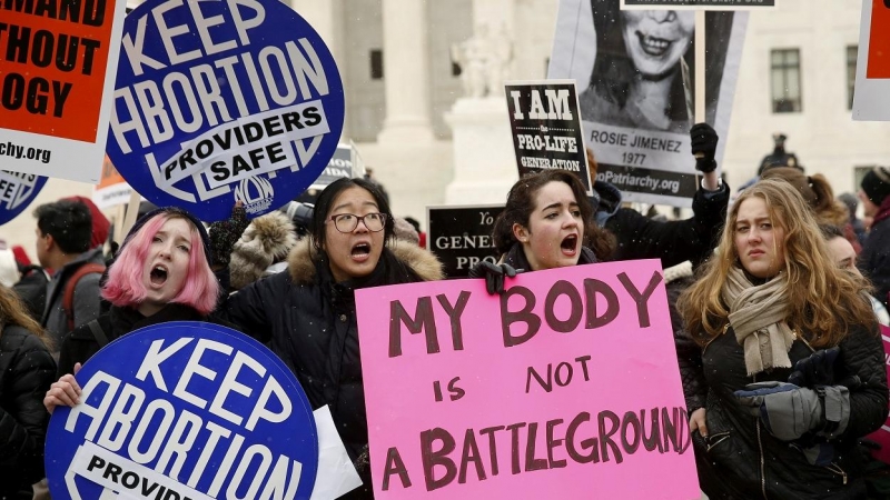 Imagen de enero de 2016 de  partidarios del aborto  frente al Tribunal Supremo de EEUU durante la marcha parqa conmemorar  el 43 ° aniversario del histórico fallo Roe vs Wade de 1973 de la Corte Suprema que despenalizó la interrupción del embarazo. REUTER