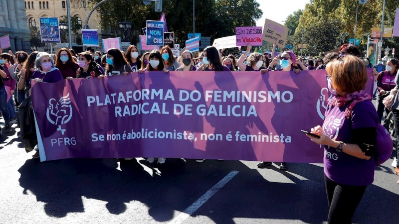 Varias mujeres participan en la manifestación convocada en Madrid por asociaciones feministas en defensa de los derechos de las mujeres, contra la ley trans que impulsa el Ministerio de Igualdad y a favor de abolir la prostitución.