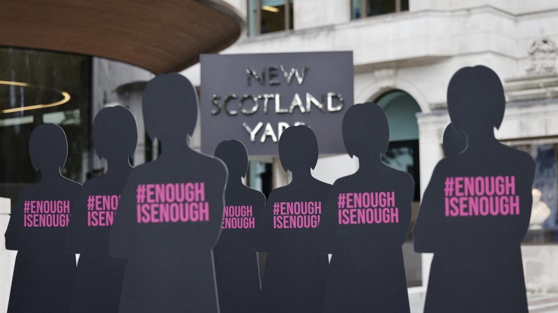 Varias siluetas dispuestas frente a la sede londinense de la New Scotland Yard en denuncia por los abusos y agresiones por parte de los agentes de policía hacia las mujeres.