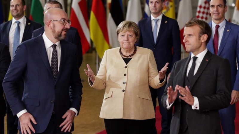 Merkel, en segundo plano detrás de Michel y Macron, este jueves en Bruselas.