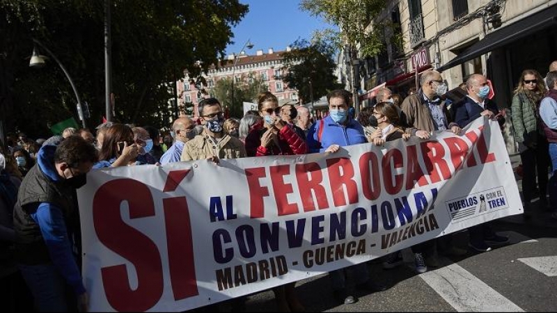 24/10/2021 'Menos AVE y más regionales': centenares de manifestantes por un tren 'público y social' que 'vertebre' el país.- Jesús Hellín / Europa Press