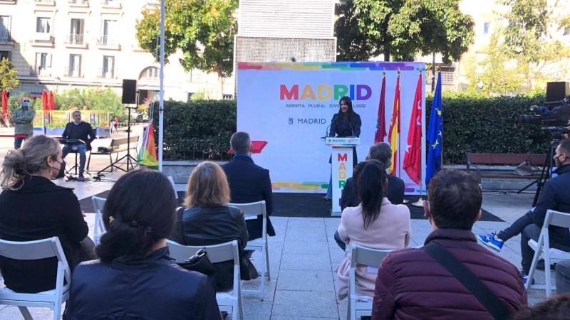 La vicealcaldesa Begoña Villacís durante el izado de la bandera LGTBI en Chueca.