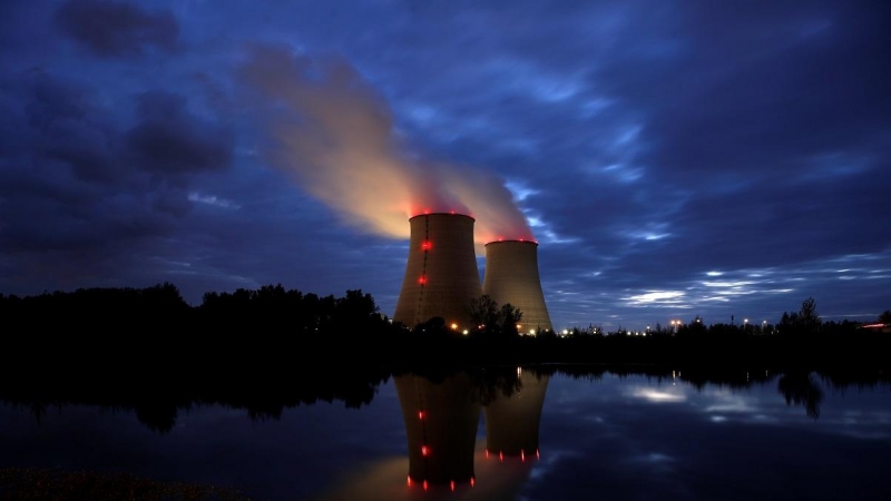 El vapor se eleva desde las torres de refrigeración de la central nuclear de Electricite de France (EDF) en Belleville-sur-Loire.
