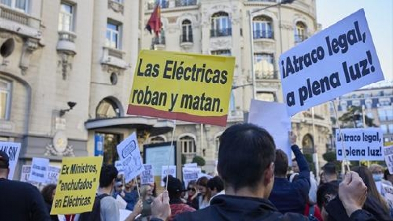 Asistentes sostienen pancartas en una manifestación contra la subida del precio de la luz, a 23 de octubre de 2021, en Madrid.