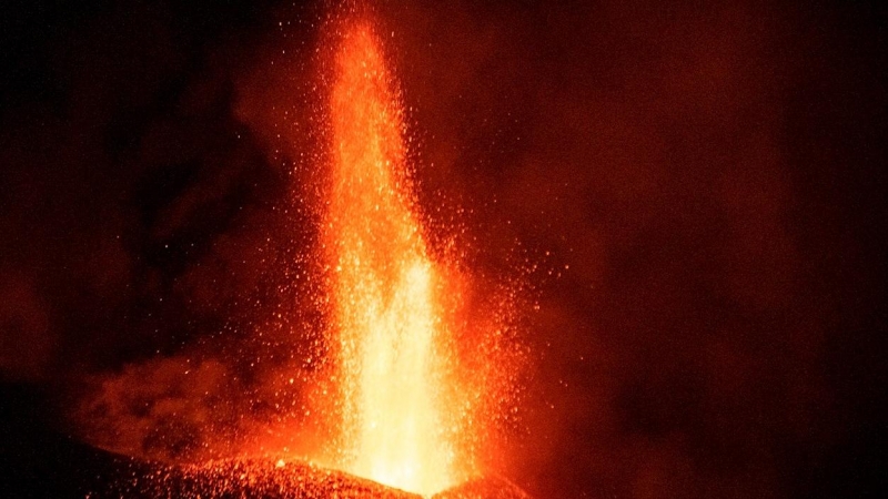 Actividad eruptiva del volcán Cumbre Vieja en la noche de este domingo.