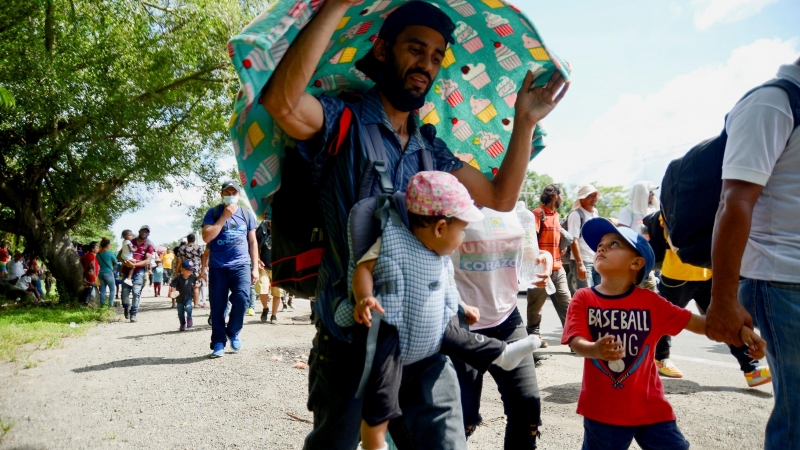 Migrantes caminan en caravana rumbo a la capital mexicana para solicitar asilo y condición de refugiado