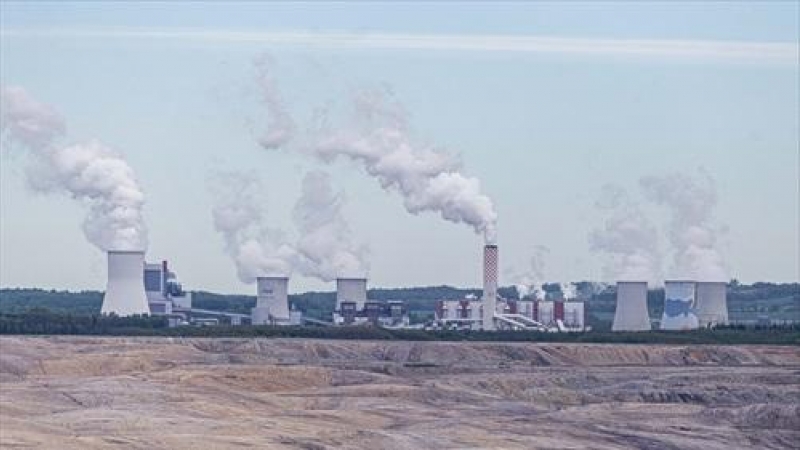 Planta de energía Turow y mina de carbón de lignito Turow vistas en la frontera con la República Checa y Alemania. Fotografía de archivo.