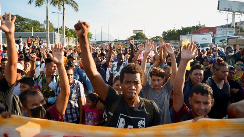 Migrantes caminan en caravana rumbo a la capital mexicana para solicitar asilo y condición de refugiado