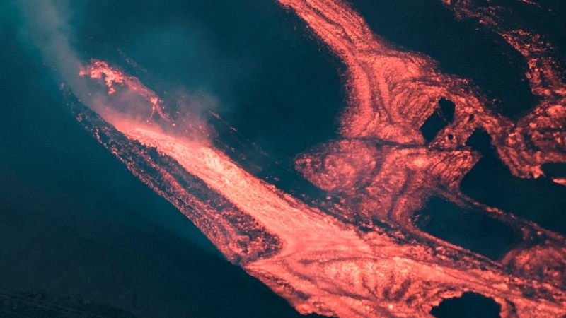 Imagen tomada el 24 de octubre. Momento en el que una nueva boca abre en la parte inferior del cono secundario del volcán de La Palma, de la que sale abundante lava.