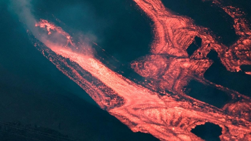 Imagen tomada el 24 de octubre. Momento en el que una nueva boca abre en la parte inferior del cono secundario del volcán de La Palma, de la que sale abundante lava.