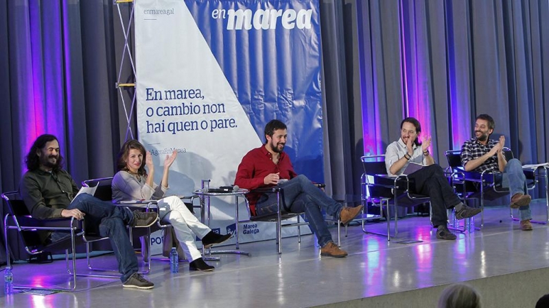 Mitin de En Marea, conducido por Antón Gómez-Reino en A Coruña (2015), con presencia de Pablo Iglesias, Yolanda Díaz, Antón Sánchez y el exalcalde de A Coruña, Xulio Ferreiro.