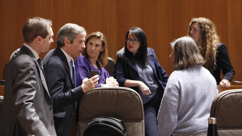 El coordinador autonómico de Cs en Aragón y número 3 de Inés Arrimadas, Daniel Pérez, charla con varios diputados de su grupo en las Cortes.