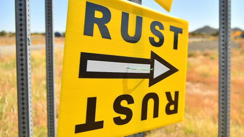 Un letrero dirige a la gente a la carretera que conduce al Rancho Bonanza Creek, donde se filmará la película 'Rust' el 22 de octubre de 2021 en Santa Fe, Nuevo México.
