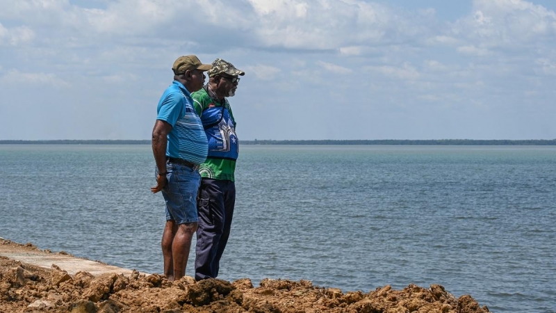 Dos de los demandantes contra el Gobierno Australiano, observan el mar, cuya subida amenaza la supervivencia de las Islas del Estrecho de Torres.