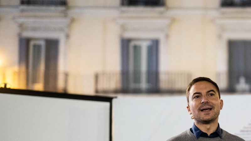 El secretario general del PSOE-M, Juan Lobato, cerrando su campaña de Primarias, en la Plaza de Pedro Zerolo, en el barrio de Chueca, el pasado 22 de octubre de 2021.