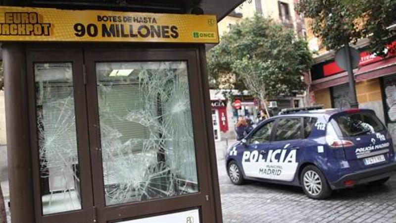 Desperfectos y presencia policial en Lavapiés (Madrid) tras los disturbios por la muerte de Mame Mbayé.