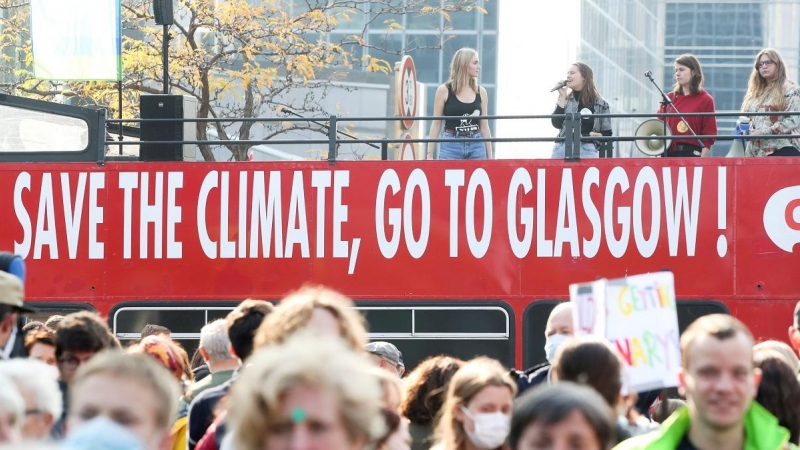 La gente participa en una Marcha por el Clima en Bruselas, Bélgica, antes de la cumbre climática COP26 en Glasgow, el 10 de octubre de 2021.