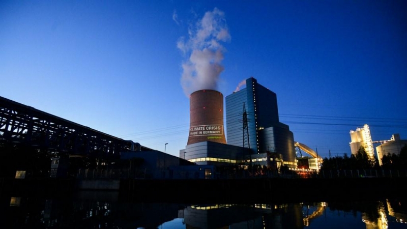 Activistas de Greenpeace proyectan el lema 'Crisis climática hecha en Alemania' en la torre de enfriamiento de la central eléctrica de carbón Datteln 4 de Uniper en Datteln, Alemania occidental