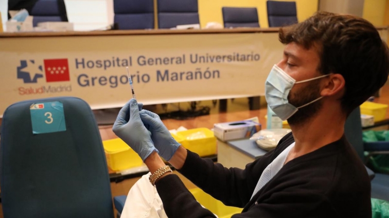 Un sanitario prepara una vacuna contra el coronavirus, en el dispositivo puesto en marcha en las instalaciones del Hospital General Universitario Gregorio Marañón, a 20 de agosto de 2021, en Madrid.