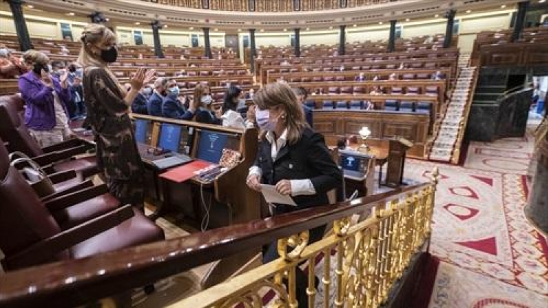 La vicesecretaria general del PSOE y portavoz del Grupo Parlamentario Socialista en el Congreso, Adriana Lastra, en una sesión plenaria en el Congreso de los Diputados, a 14 de octubre de 2021, en Madrid.