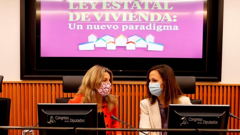 Ione Belarra y Yolanda Díaz durante las jornadas sobre Ley Estatal de vivienda