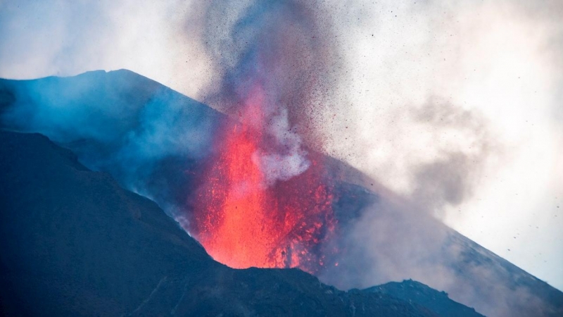 Imagen del volcán de Cumbre Vieja a primera hora de la tarde de este martes 26 de octubre de 2021.