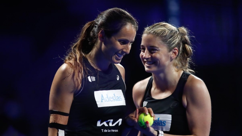 Alejandra Salazar y Gemma Triay celebran un punto durante el World Padel Tour Madrid, el 10 de abril de 2021.