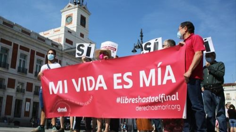 Foto de archivo. Concentración celebrada por la entrada en vigor de la ley de la eutanasia.