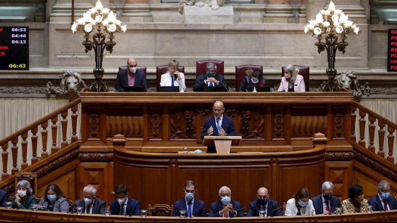 El ministro de Estado y Finanzas, Joao Leao, pronuncia un discurso a los parlamentarios durante el debate y la votación sobre la propuesta de presupuesto estatal para 2022 en el Parlamento portugués en Lisboa, Portugal, el 27 de octubre de 2021.