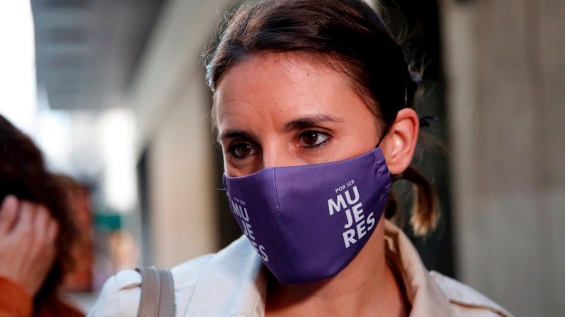 La ministra de Igualdad, Irene Montero, atiende a la prensa durante su asistencia a la presentación de una biografía sobre Dolores Ibárruri.