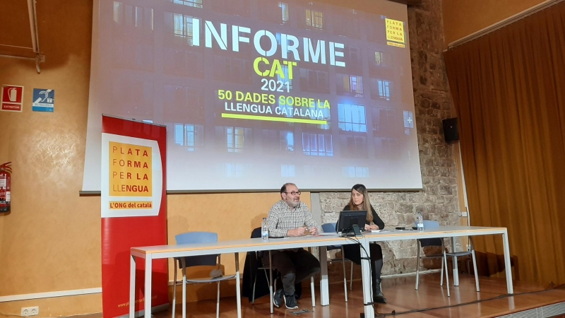 Una imatge de la presentació de l'InformeCAT que s'ha fet aquest dimecres, amb el president de la Plataforma per la Llengua, Òscar Escuder, al centre.