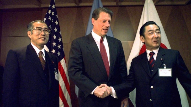 El vicepresidente estadounidense Al Gore se da la mano con el primer ministro japonés Ryutaro Hashimoto, antes de sus conversaciones en la Cumbre del Clima de Kyoto de 1997, la COP3.