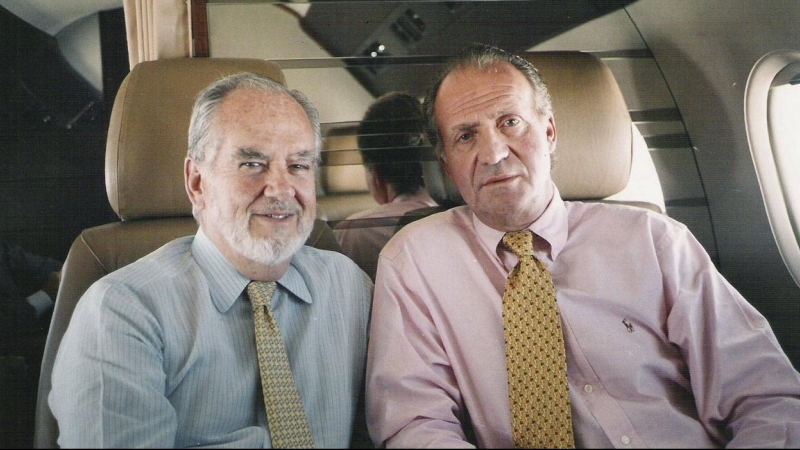 Manuel Prado y Juan Carlos I, a bordo de su avión privado en un viaje a Austria para cazar ciervos.