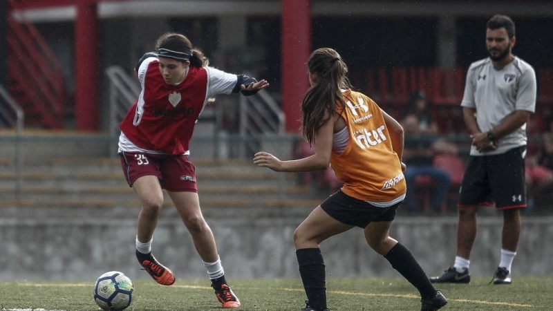 Niñas juegan durante la prueba de selección para ser parte del equipo de fútbol femenino sub-15 del Sao Paulo FC en Sao Paulo, Brasil, el 22 de abril de 2019.