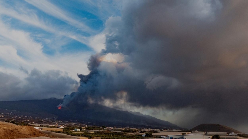 27/10/2021.- El volcán de La Palma entra en una nueva fase en la que las coladas crecen en altura y van rellenando huecos entre coladas con el flujo de lava que discurre en dirección al mar.